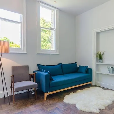 Classroom Flat In A Converted School In Town Centre *