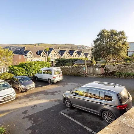 Classroom Flat In A Converted School In Town Centre *