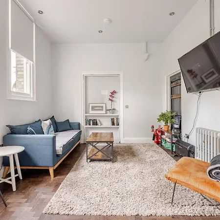 Classroom Flat In A Converted School In Town Centre *